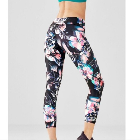 Fabletics Mid-Rise Kaleidoscope Floral Print Powerlite Capri leggings Sz Small - Picture 13 of 13